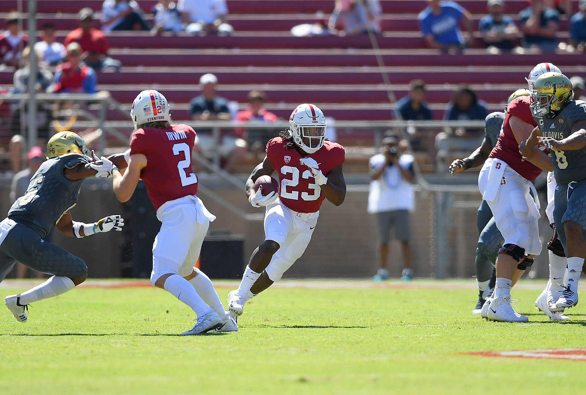 橄榄球决赛震撼开打，巅峰对决引爆全场的简单介绍