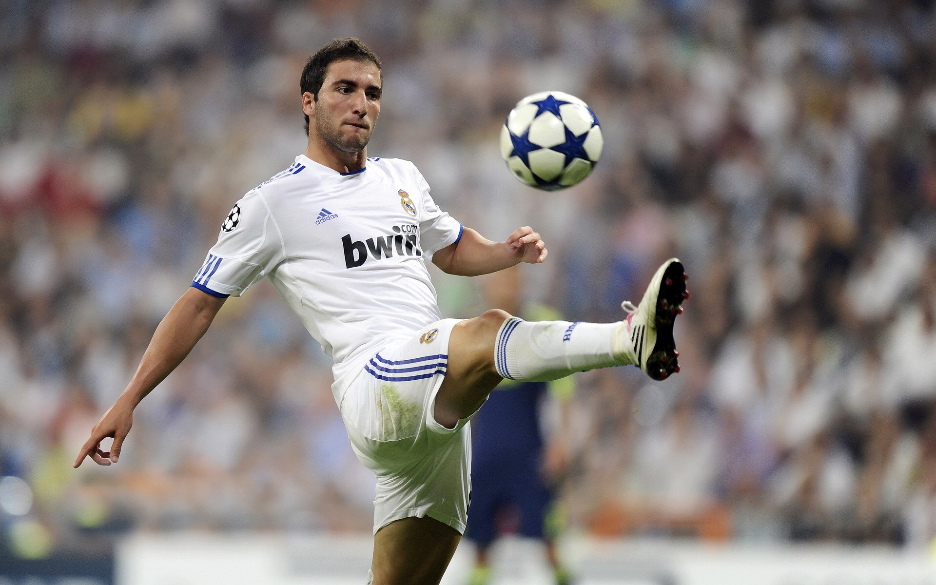 上海队的压制与乔治的接管，篮球赛场上的传奇时刻