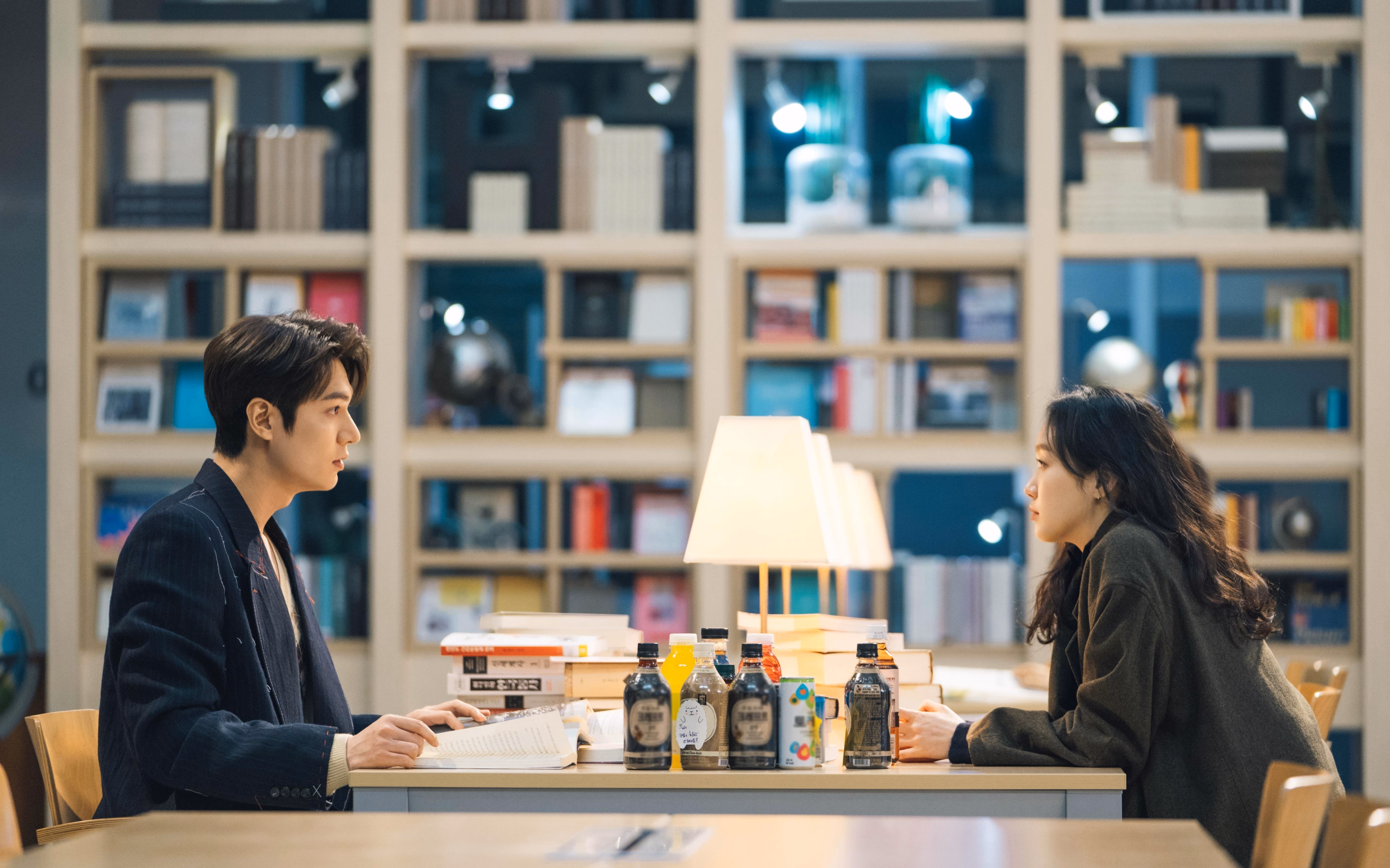 黑色闪电撕裂黄昏，星条旗在风沙中升起